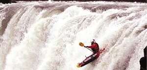 英国冒险家欲乘“喷气皮艇”飞下瀑布(图)